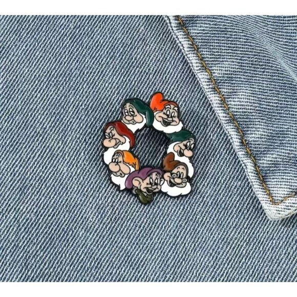SNOW WHITE Seven Dwarfs Enamel Lapel Pin NEW - Picture 1 of 3